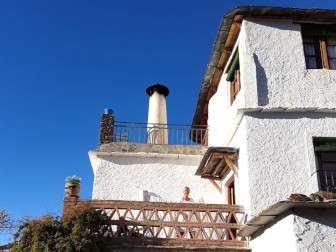 Photo of the entrance of casa rural "Sierra y Mar" in the morning sun