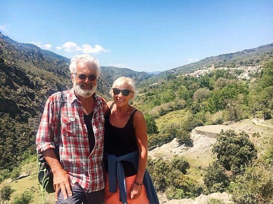 Foto de los propietarios de la pensión Sepp y Angela de la Casa Rural en su camino